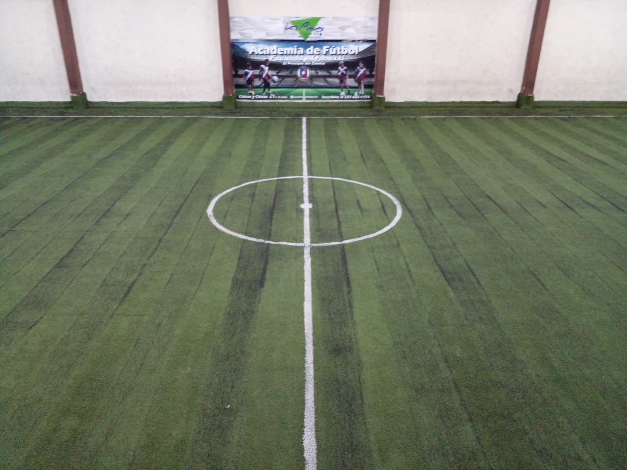 Vista del campo de entrenamiento del Complejo Los Pinos, en San Juan 4214, Mar del Plata