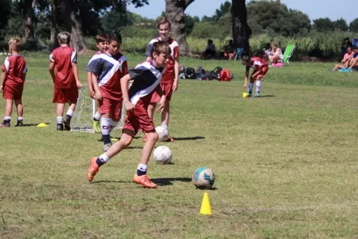 Jugadores infantiles realizando un ejercicio técnico con balón