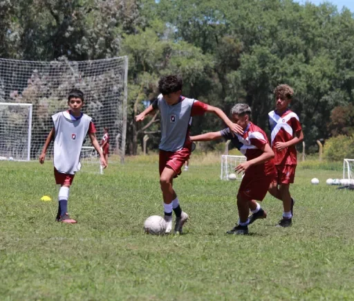 Jóvenes disputando el balón durante un ejercicio de entrenamiento
