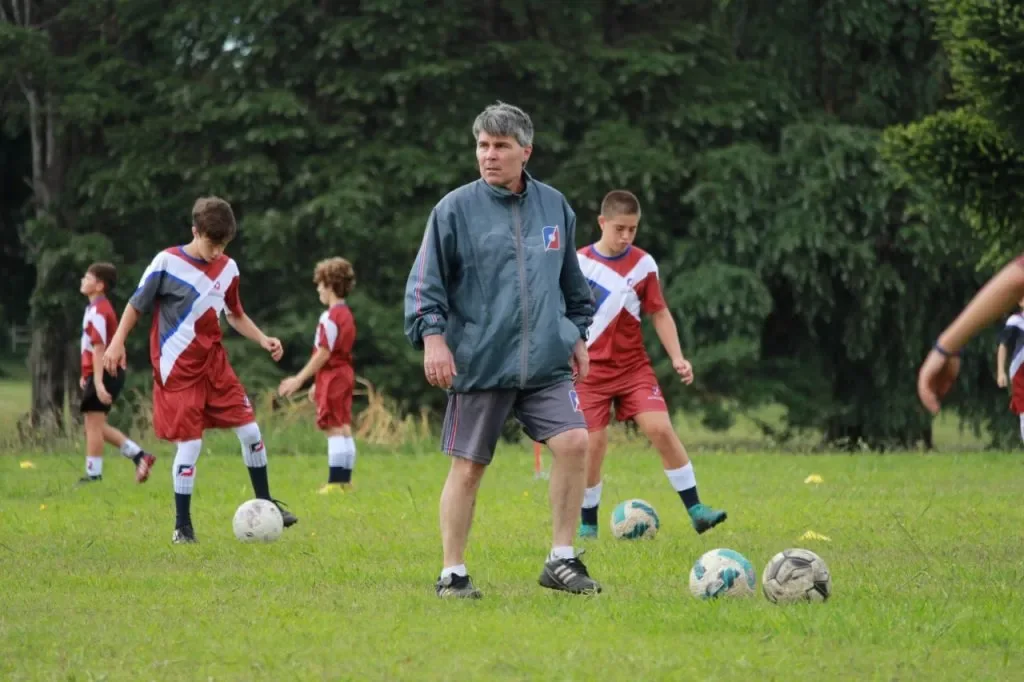 Facundo Alvanezzi acompañando a jóvenes futbolistas durante un entrenamiento