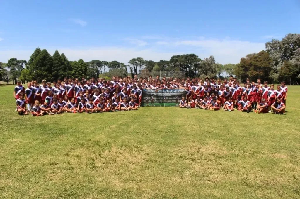 Grupo de jóvenes futbolistas reunido en el campo