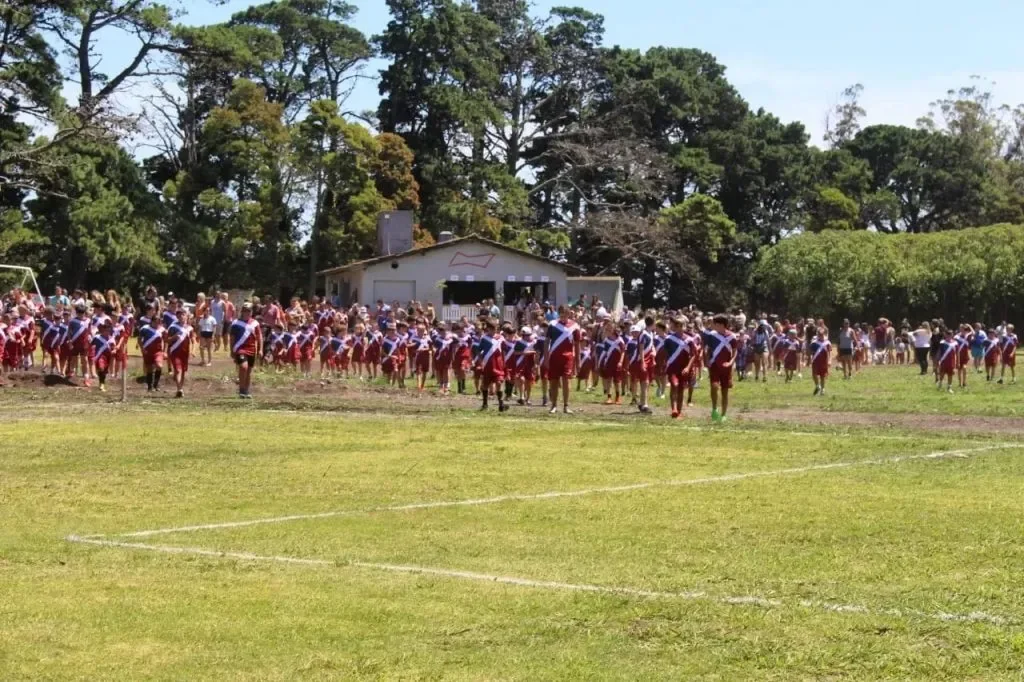 Numerosos jugadores entrenando juntos en el campo