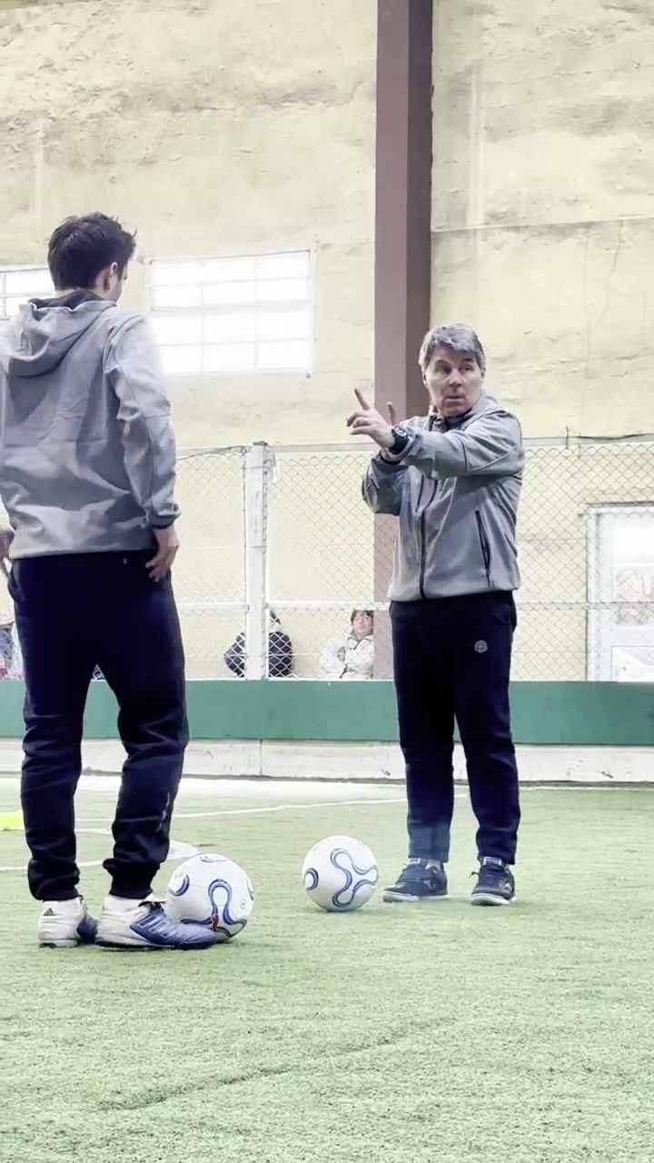 Facundo corrigiendo la postura de un jugador