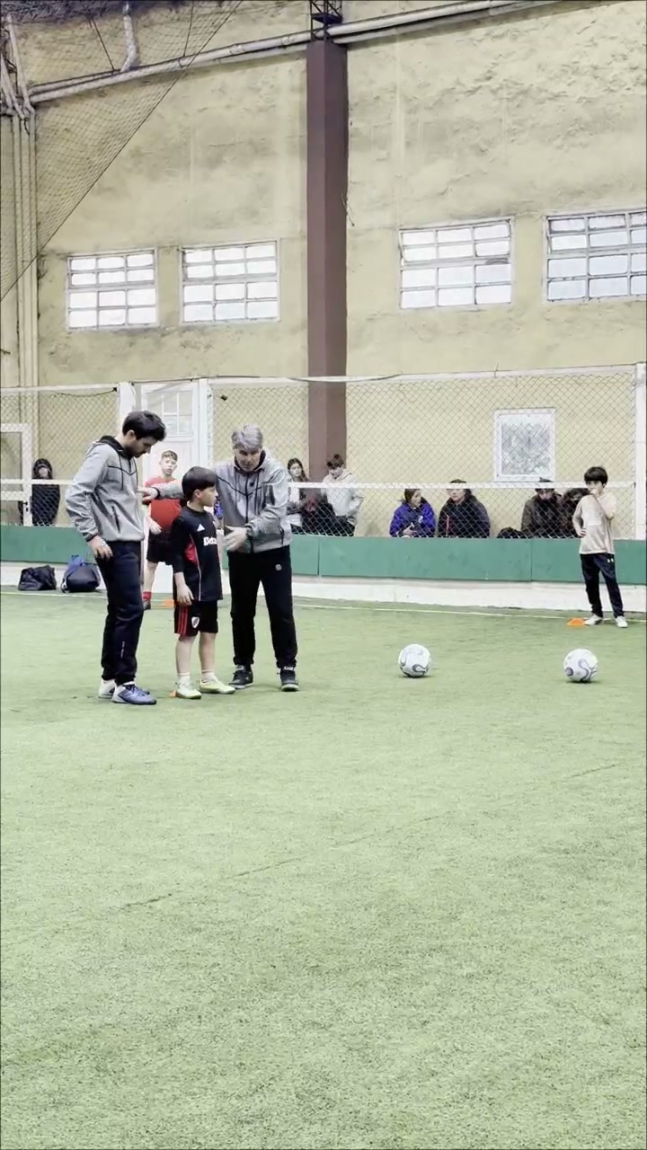 Facundo dialogando con los jugadores